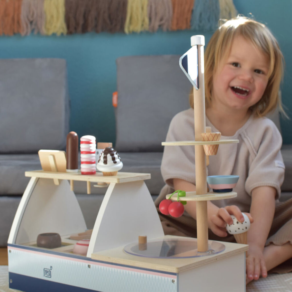 Small Foot Ice Cream Stand banaby.co.uk